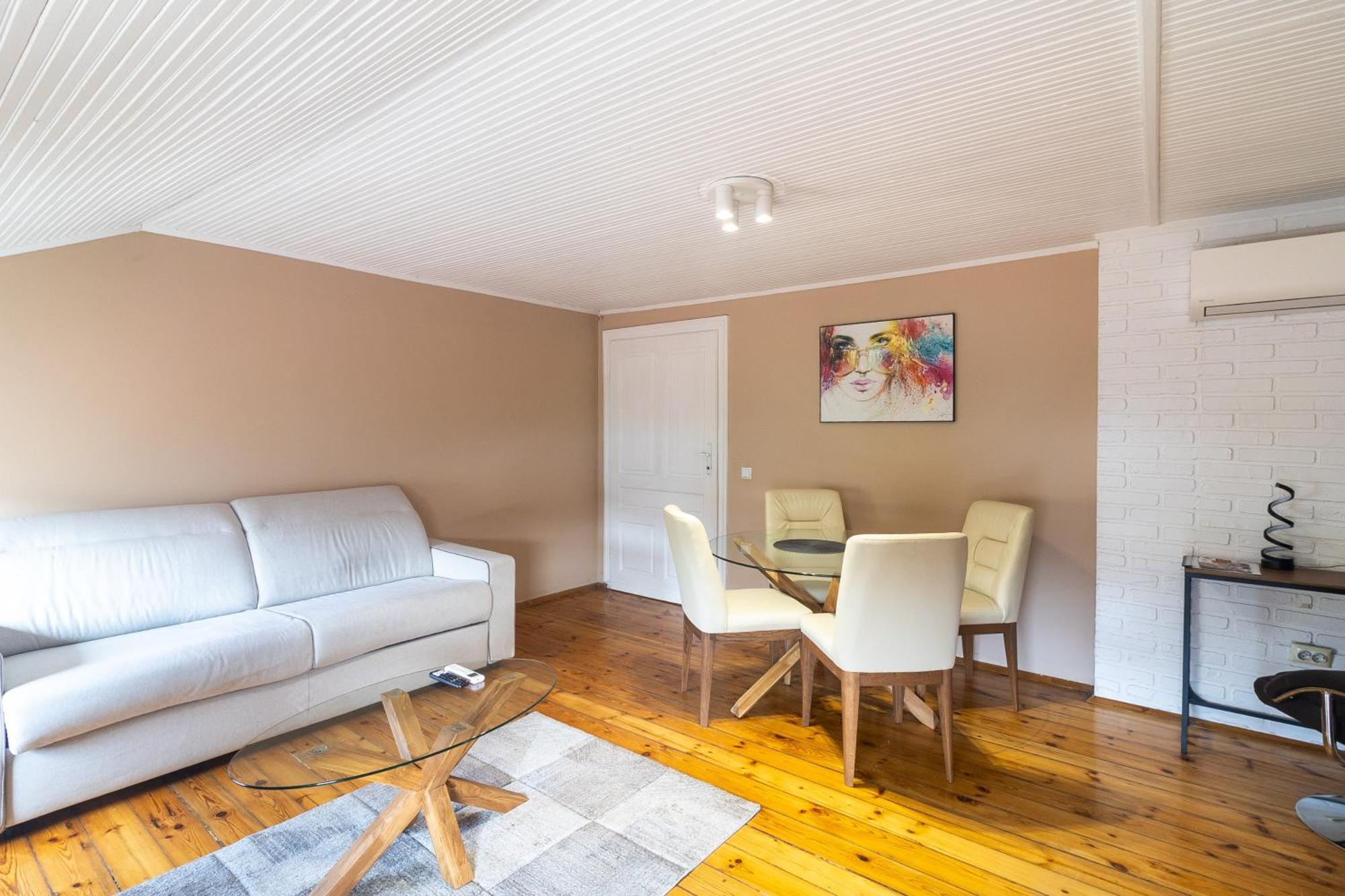 Homy & Stylish Centrally Located Апартаменти *