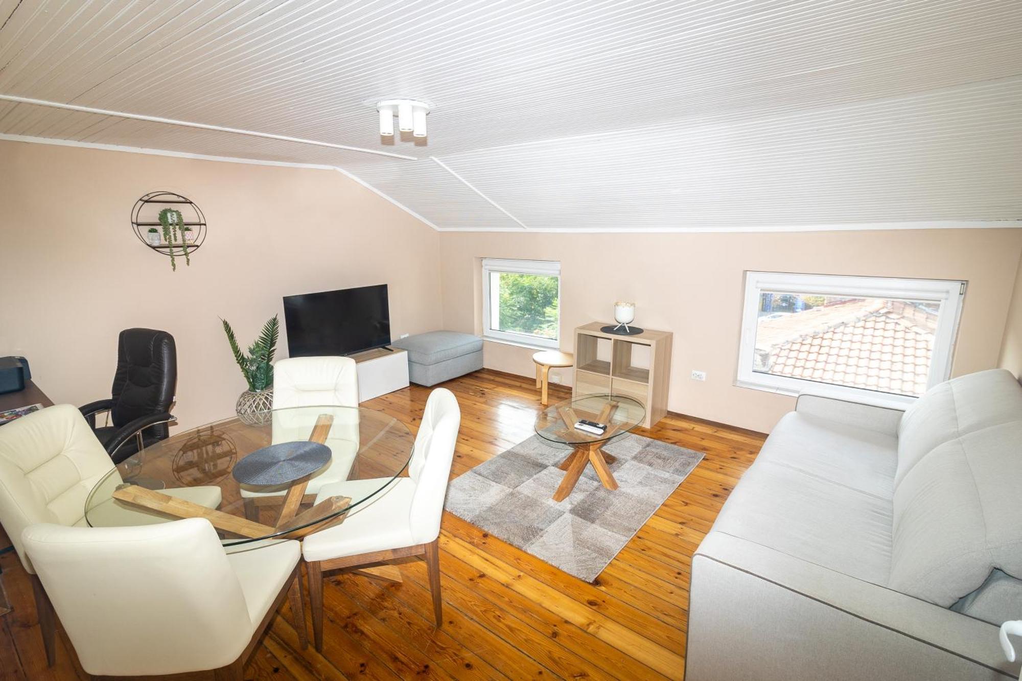 Homy & Stylish Centrally Located Апартаменти